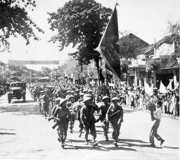 The people of Hanoi warmly welcome and present flowers to the soldiers on their way to take over the capital on the morning of October 10, 1954. (Photo: File – VNA)
