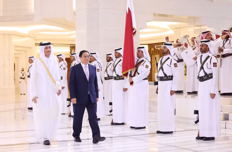 Prime Minister Pham Minh Chinh and Qatari Prime Minister Sheikh Mohammed bin Abdulrahman bin Jasim Al-Thani review the honor guard. (Photo: Duong Giang-VNA)