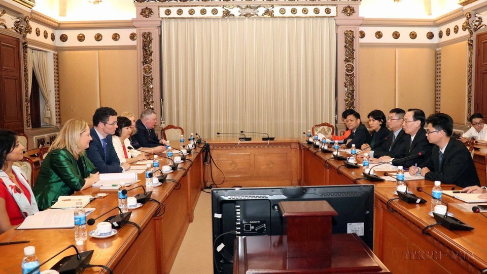 Permanent Vice Chairman of the Ho Chi Minh City People's Committee Le Thanh Liem discusses enhancing cooperation with Patrick O'Donovan, Minister of State at the Department of Finance, Public Expenditure and Reform, on March 18, 2019. (Photo: VNA)
