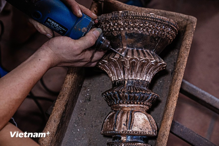 With skilled hands and a deep understanding of their craft, artisans transform pieces of raw bronze into works of art. (Photo: Vietnam+)