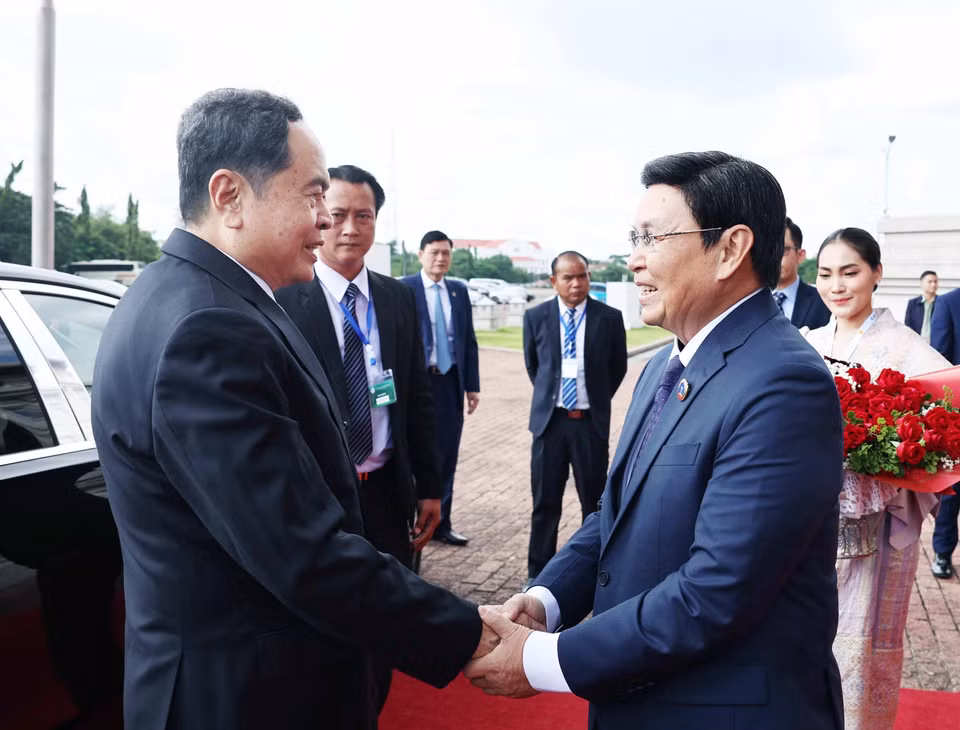 Lao National Assembly President Saysomphone Phomvihane (right) welcomes National Assembly Chairman Tran Thanh Man. (Photo: Thong Nhat – VNA)