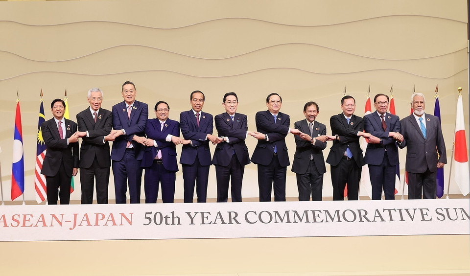 Prime Minister Pham Minh Chinh and Japanese Prime Minister Kishida Fumio meet heads of ASEAN delegations at the summit marking 50 years of ASEAN-Japan relations (Tokyo, December 17, 2023). (Photo: VNA)