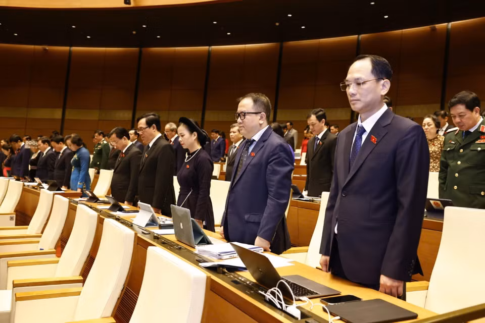 National Assembly deputies observe a moment of silence for soldiers and citizens who lost their lives due to recent natural disasters. (Photo: VNA)