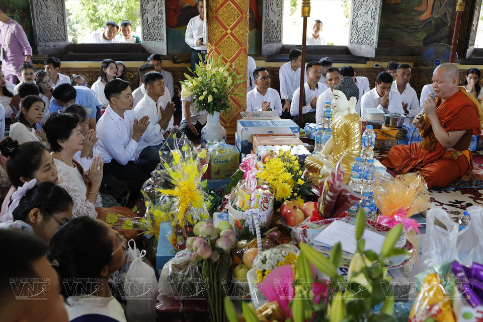 The solemn atmosphere at the prayer ceremony. (Photo: VNA)