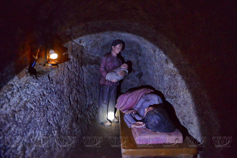 An image reveals the cramped and dimly lit conditions of the maternity room in the tunnel. (Photo: VNA)