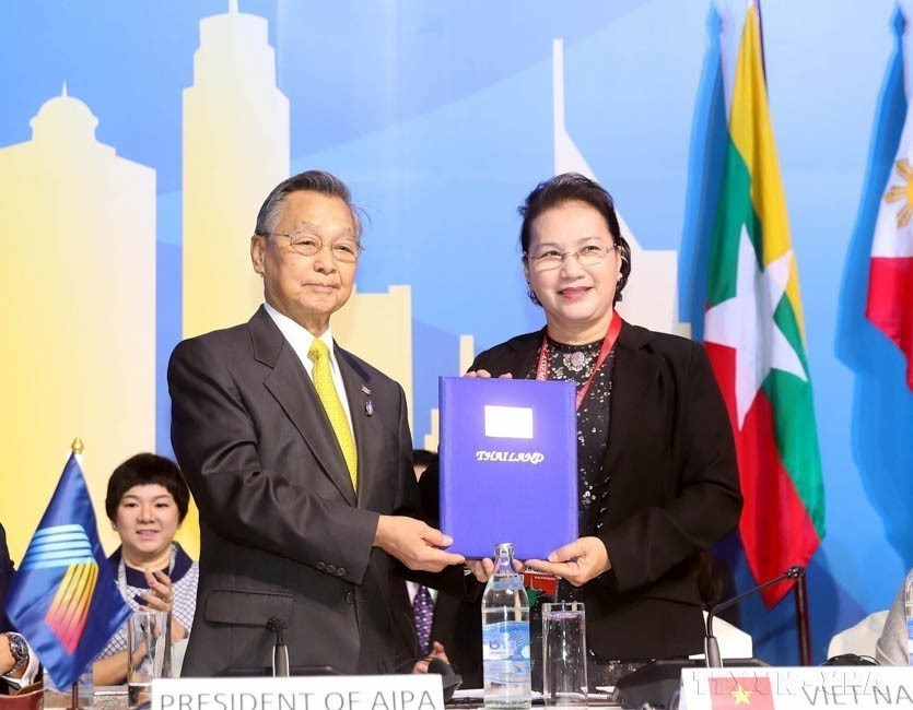 National Assembly Chairwoman Nguyen Thi Kim Ngan accepts the presidency from Thailand at the closing ceremony of the 40th General Assembly of the ASEAN Inter-Parliamentary Assembly and assumes the presidency of the 41st General Assembly (AIPA 41). (Photo: Trong Duc – VNA)