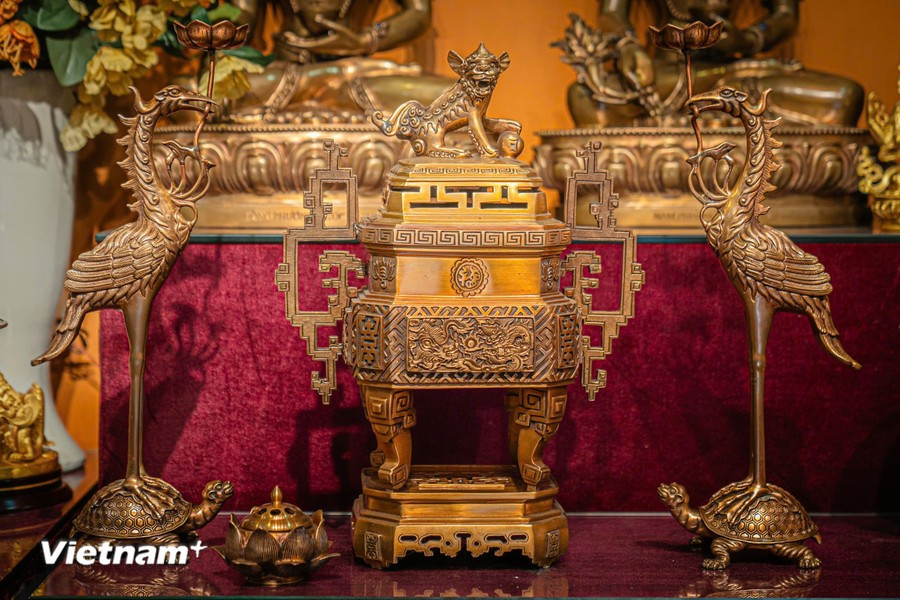 The main bronze products today typically include ceremonial objects such as incense burners, tripods, candle holders, vases, and sets of three or five bronze offerings. (Photo: Vietnam+)