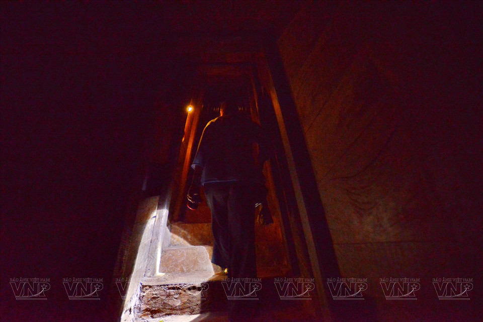 The narrow passageway of the tunnel is barely wide enough for one person to pass, filled with darkness and dampness. (Photo: VNA)