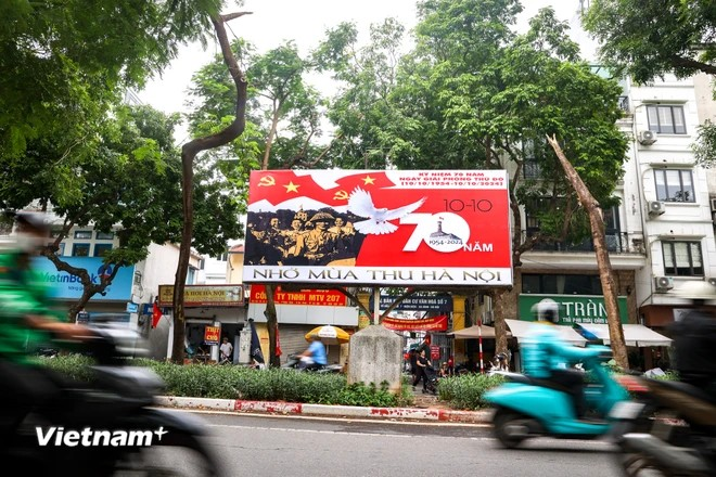 Revising the activities for the 70th anniversary of Hanoi’s Liberation Day, while the entire nation concentrates on aiding those affected by floods and storms, is timely and necessary. This approach reflects a sense of solidarity and underscores the capital's responsibility. (Photo: VNA)