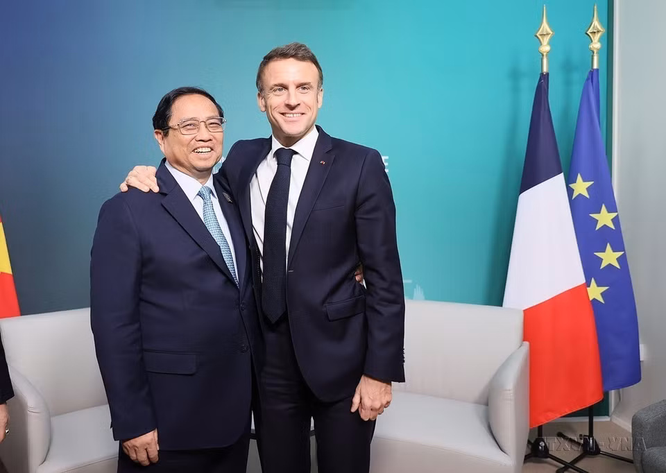 Prime Minister Pham Minh Chinh meets with French President Emmanuel Macron in Dubai on December 2, 2023 within the framework of the 28th Conference of the Parties to the UN Framework Convention on Climate Change (COP28) (Photo: VNA)