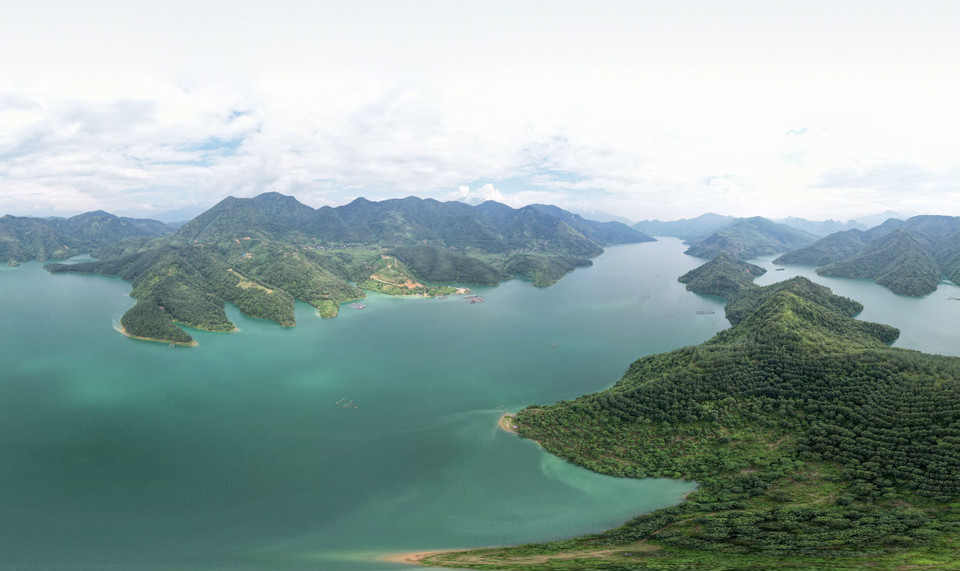 Coming to Pa Khom Bay, visitors have the chance to immerse themselves in the pristine natural scenery. (Photo: VNA)