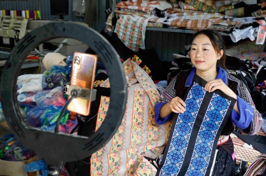Cu Thi Do, from the Mong ethnic group in Hang Chang Lu village, Khao Mang commune, Mu Cang Chai district (Yen Bai), sells her handmade brocade products on social media. (Photo: VNA)