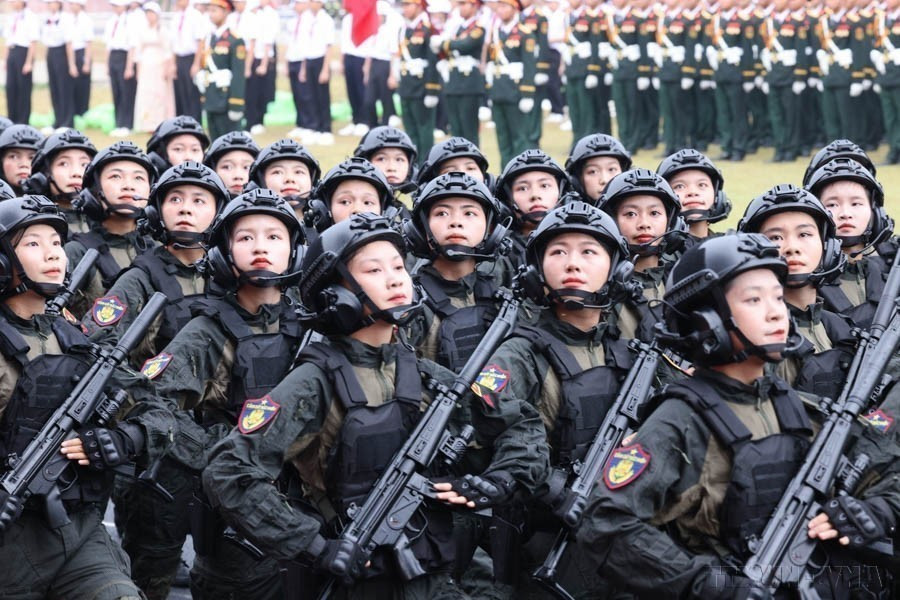 A female special-force officer participates in the military parade during the 70th anniversary of the historic Dien Bien Phu Victory (May 7, 1954 - May 7, 2024). (Photo: VNA)
