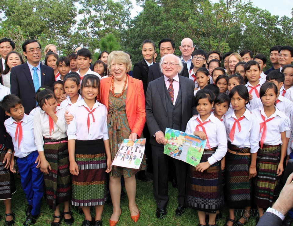 Irish President Michael Daniel Higgins and his spouse, along with children from the Children's Village involved in the RENEW project in Quang Tri. (Photo: VNA)