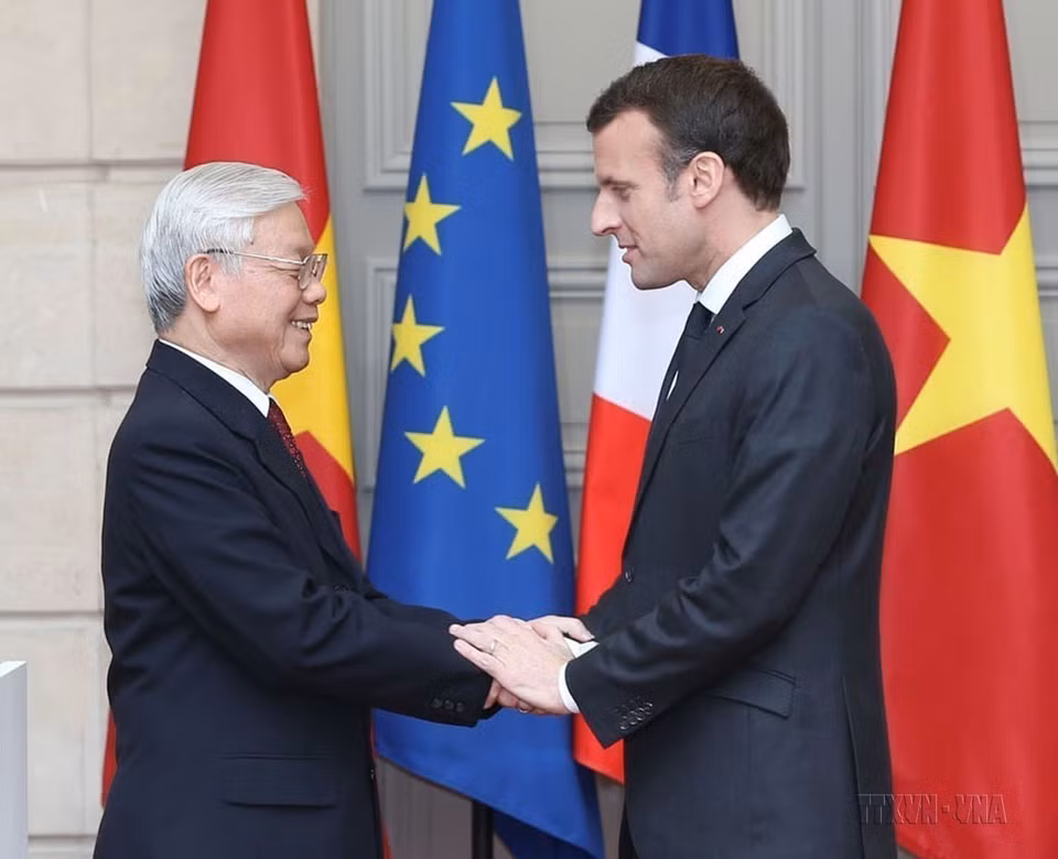 President Emmanuel Macron welcomes and holds talks with Party General Secretary Nguyen Phu Trong during the latter’s official visit to France (Paris, March 27, 2018). (Photo: VNA)