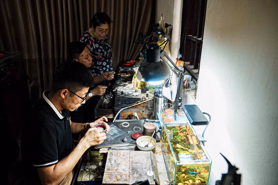 The silver artisans of Dinh Cong ward tirelessly work to keep the traditional craft alive. (Photo: VNA)