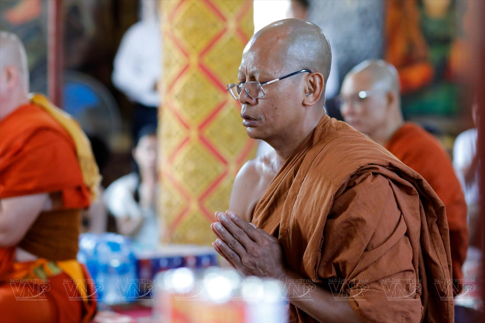 Monks solemnly recite prayers during the ceremony. (Photo: VNA)