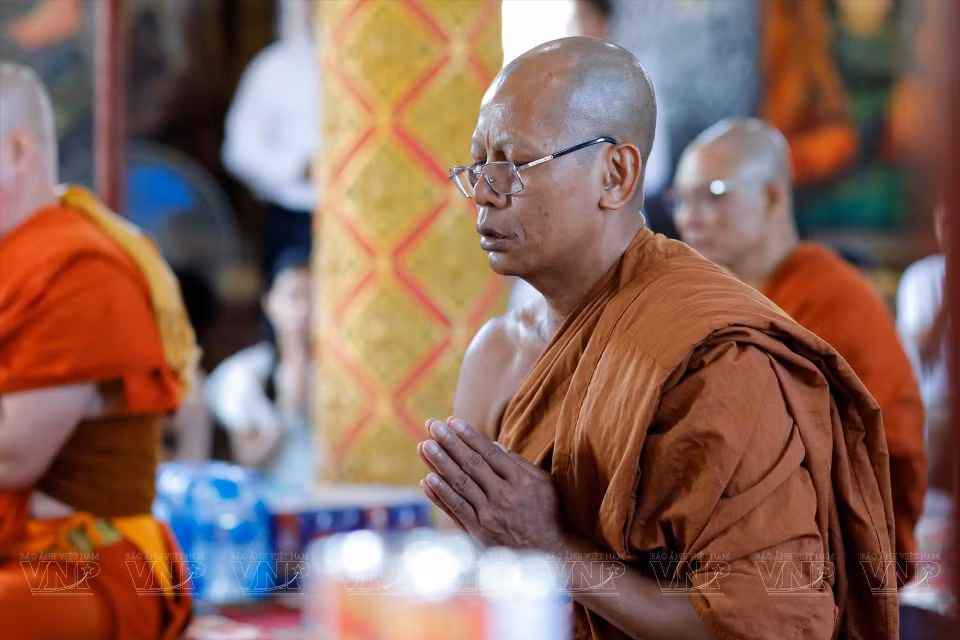 Monks solemnly recite prayers during the ceremony. (Photo: VNA)