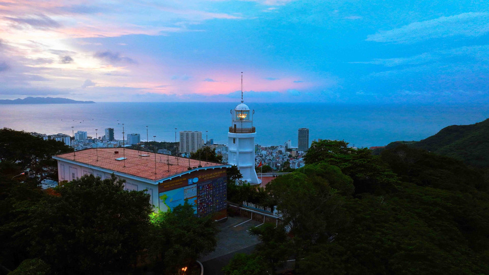 Vung Tau Lighthouse, built by the French in 1862, sits atop Tao Phung Mountain at an altitude of 149 meters above sea level, in Ward 2, Vung Tau City. (Photo: VNA)