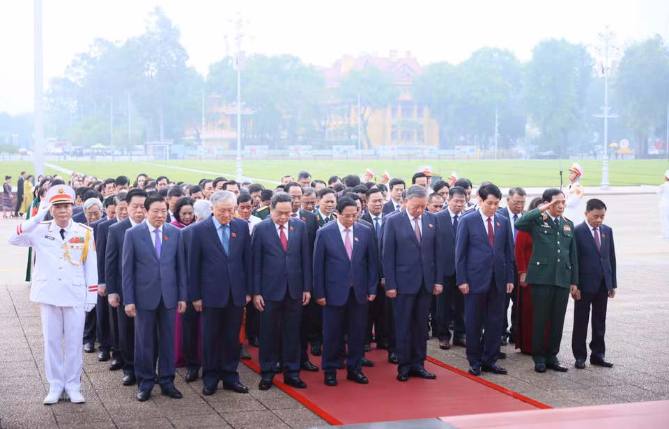 Party and State leaders and National Assembly deputies attending the 8th session of the National Assembly pay tribute to President Ho Chi Minh at his Mausoleum. (Photo: An Dang – VNA)