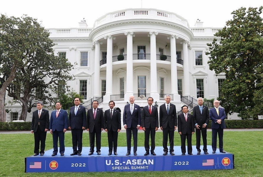 Prime Minister Pham Minh Chinh and ASEAN leaders meet US President Joe Biden during the special ASEAN-US Summit on the evening of May 12, 2022, in Washington DC. (Photo: VNA)