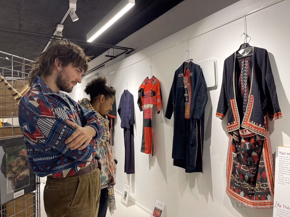 An exhibition features traditional costumes of Vietnamese ethnic groups by collector Alain Dussarps. The exhibition expresses the affection of French friends, particularly collector Alain Dussarps, for Vietnam, contributing to strengthening the friendship between the two nations. (Photo: VNA)