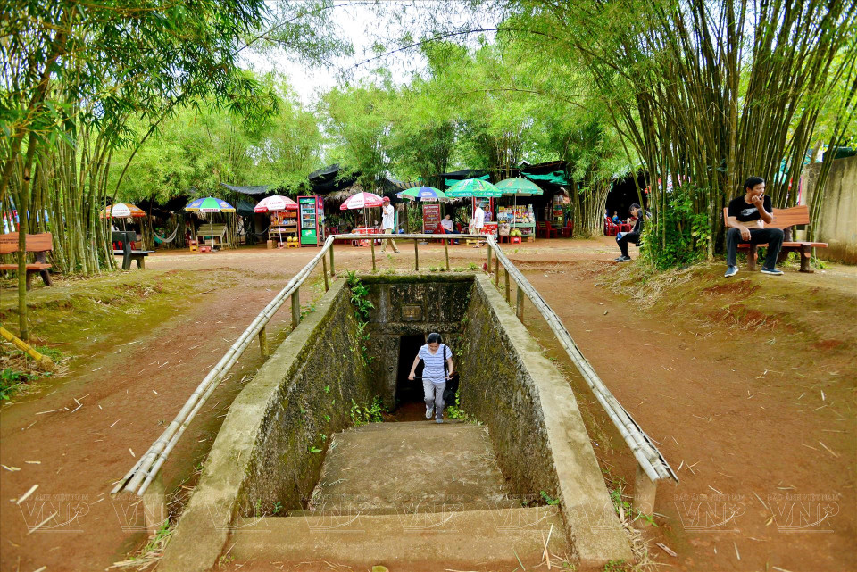 One entrance to the tunnels is located right next to the pathway of the Vinh Moc relic site. (Photo: VNA)