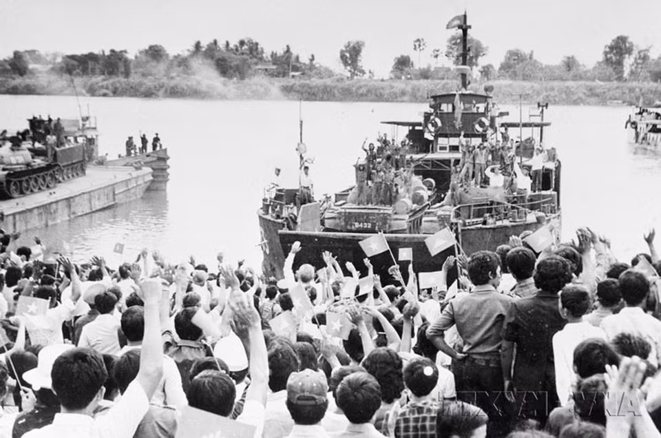 In 1989, the naval transport force, including Brigade 125, successfully completed eight missions transporting Vietnamese volunteer troops from Cambodia back to the homeland. (Photo: VNA)