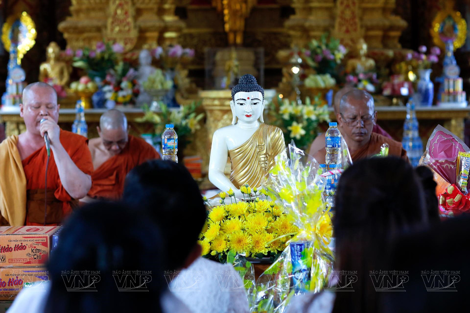 Everyone sincerely prays to the Buddha. (Photo: VNA)