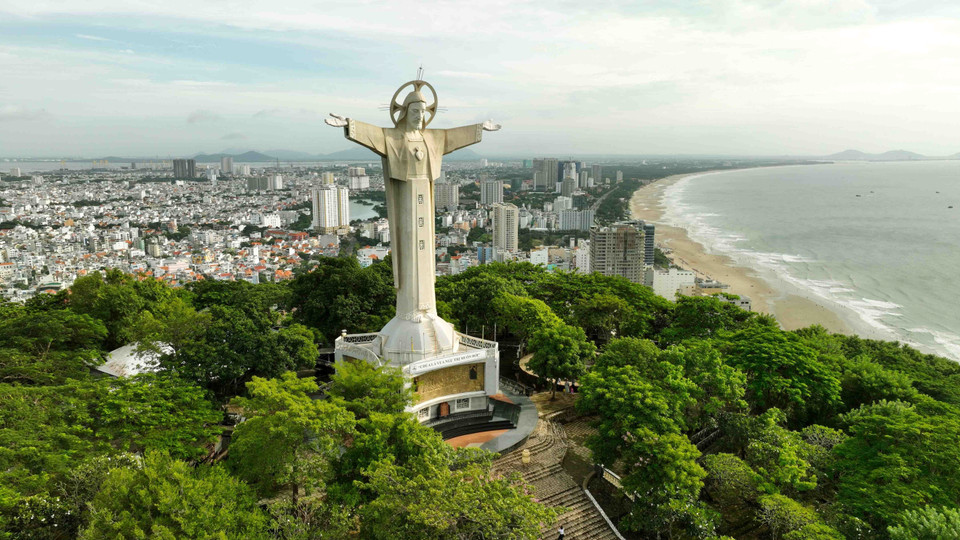 Christ the King Statue (also known as the Outstretched Arms Christ Statue), built on the summit of Small Mountain (part of Tao Phung Mountain), Ward 2, Vung Tau City. (Photo: VNA)