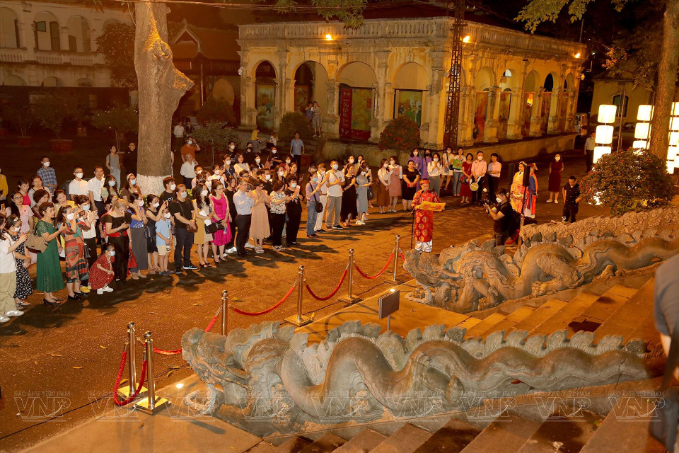 Tourists participate in the ceremony of offering literature and incense to honor the 52 ancestors at the Kinh Thien Palace - part of the world heritage site of Thang Long Imperial Citadel. (Photo: VNA)
