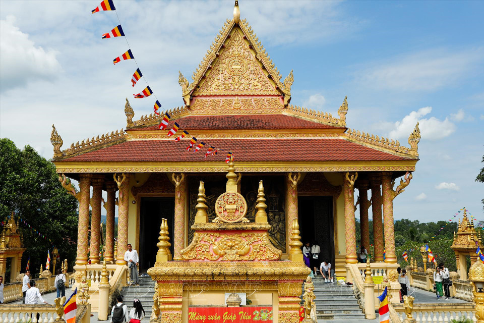 All main activities during the Sen Dolta festival take place at the local pagoda. (Photo: VNA)