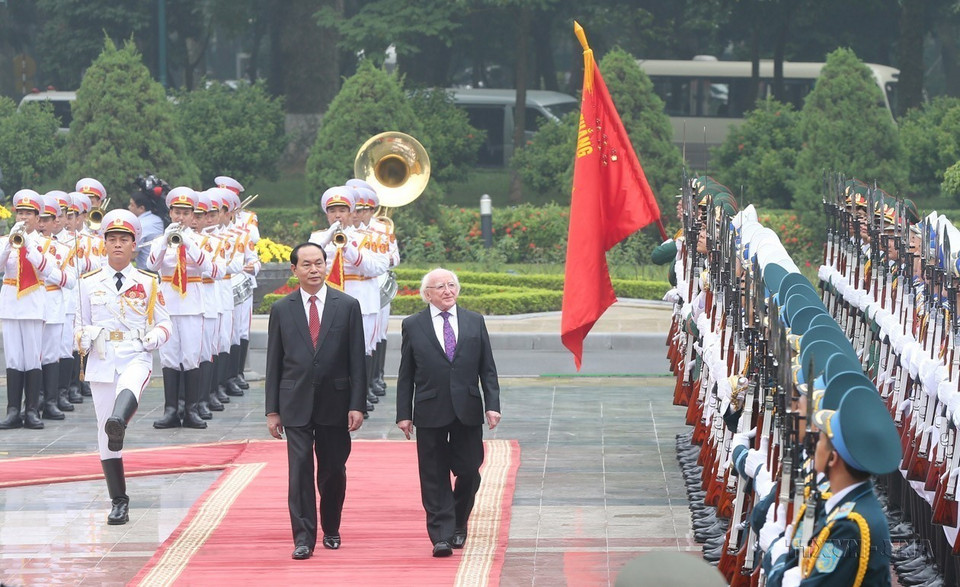 President Tran Dai Quang receives Irish President Michael Daniel Higgins during his state visit to Vietnam from November 5-14, 2016. (Photo: VNA)