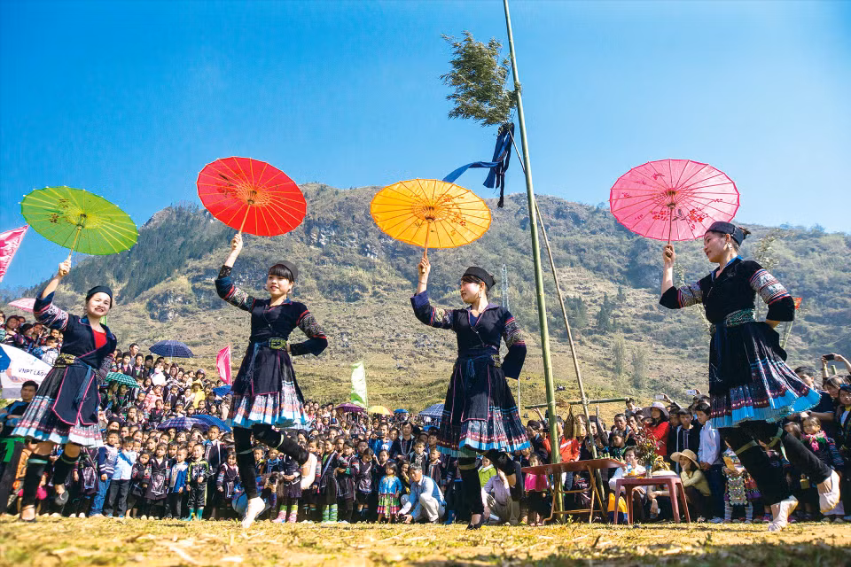Traditional dance performance by the Mong ethnic people during the Gau Tao Festival in Sa Pa. (Photo: VNA)