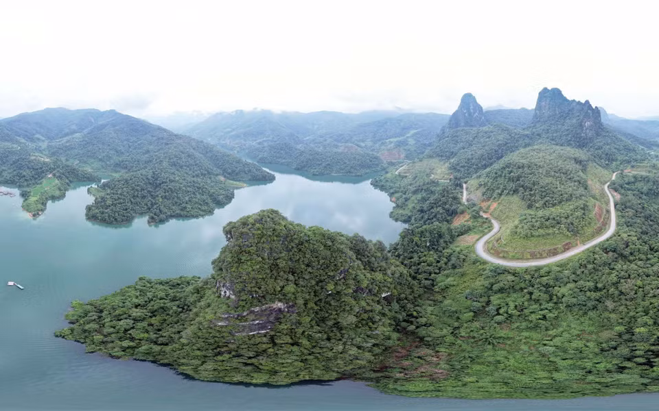 Pa Khom Bay is made up of numerous small and large islands. (Photo: VNA)