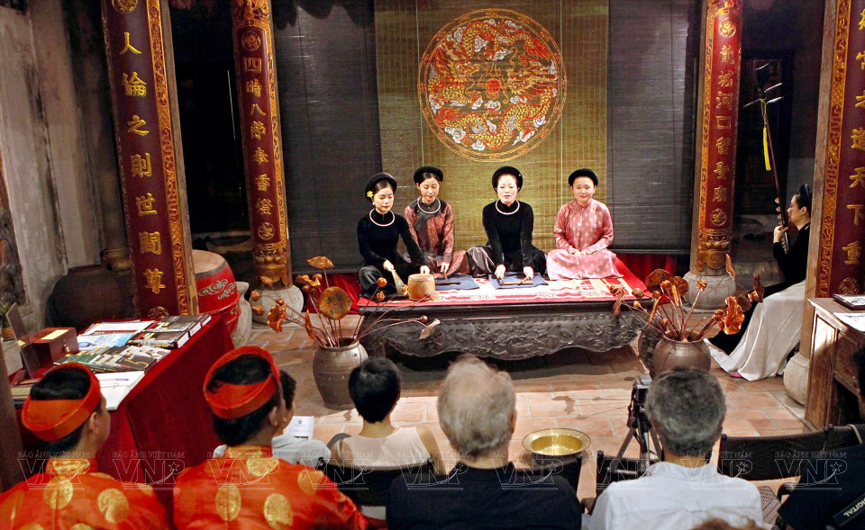In 2009, Ca Tru was recognised by UNESCO as an intangible cultural heritage in need of urgent safeguarding. In the photo: Ca Tru is performed in the Old Quarter of Hanoi. (Photo: VNA)