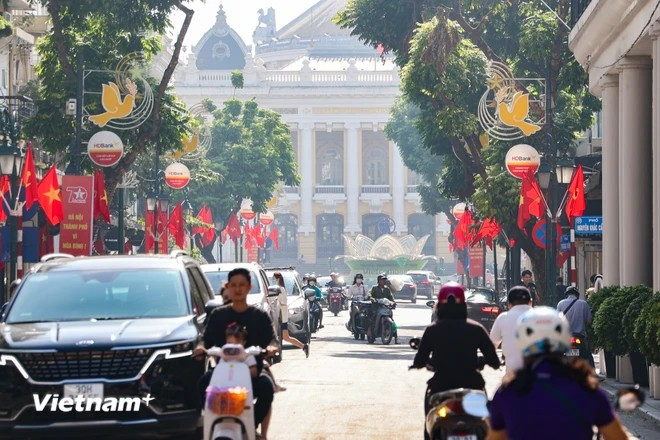 In early October, the streets of Hanoi are adorned with national flags, posters and banners to mark the 70th anniversary of the Liberation of the Capital (October 10, 1954 - 2024). (Photo: VNA)