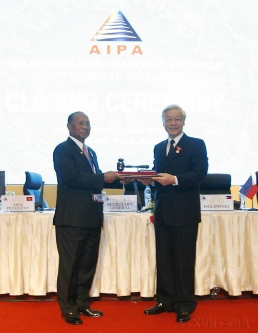 National Assembly Chairman Nguyen Phu Trong, President of AIPA-31, hands over the AIPA-32 presidency to Cambodian National Assembly Chairman Heng Samrin in Hanoi on September 24, 2010. (Photo: Tri Dung – VNA)