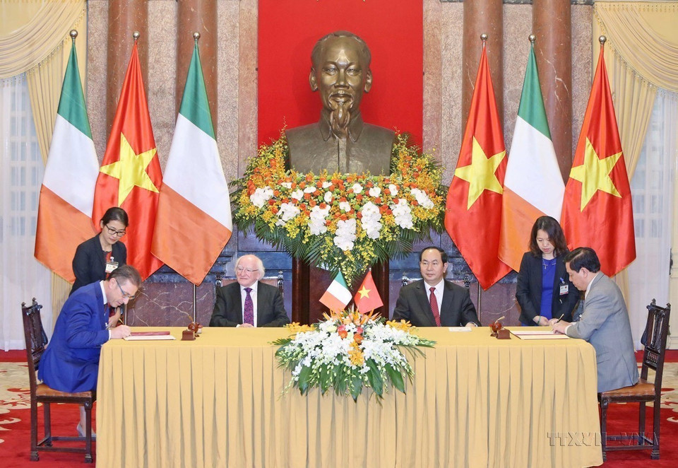 President Tran Dai Quang and Irish President Michael Daniel Higgins witness the signing of cooperation documents between Vietnam and Ireland in Hanoi on November 7, 2016. (Photo: VNA)