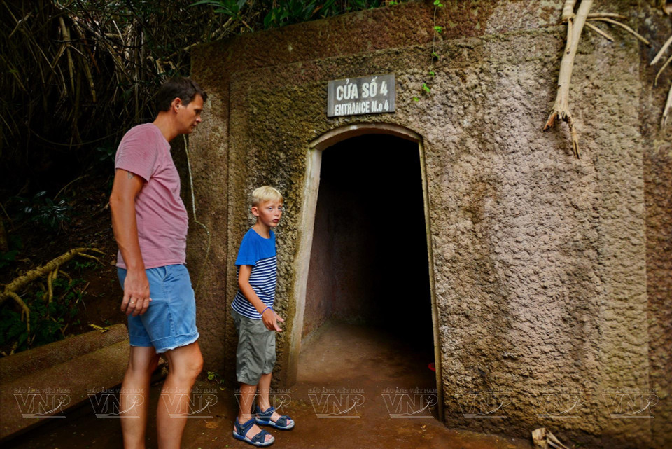 Foreign tourists visit the Vinh Moc tunnels. (Photo: VNA)