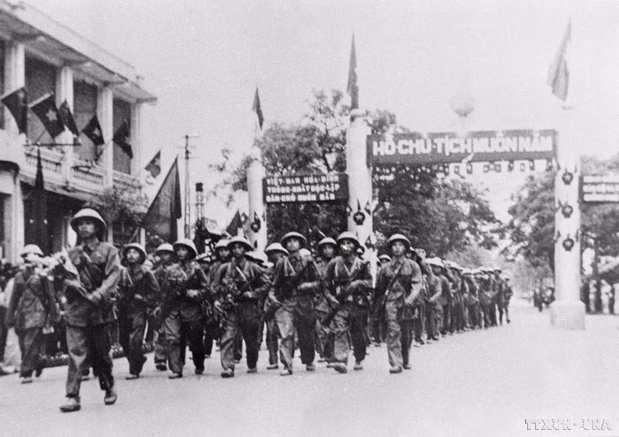 On the morning of October 10, 1954, the troops of Division 308, also known as the Vanguard Brigade, advance through the city gates to take over the capital. (Photo: File – VNA)
