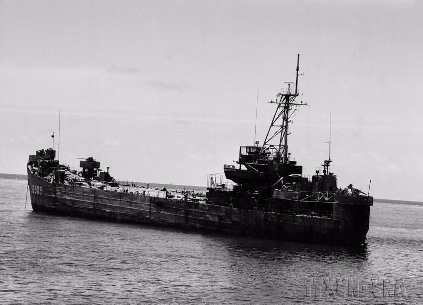 The HQ-505, the only ship that did not sink due to Captain Vu Huy Le's decision to beach the ship on Co Lin Island after it was set ablaze by enemy fire on March 14, 1988, becomes a living sovereignty marker. (Photo: Dinh Tran - VNA)