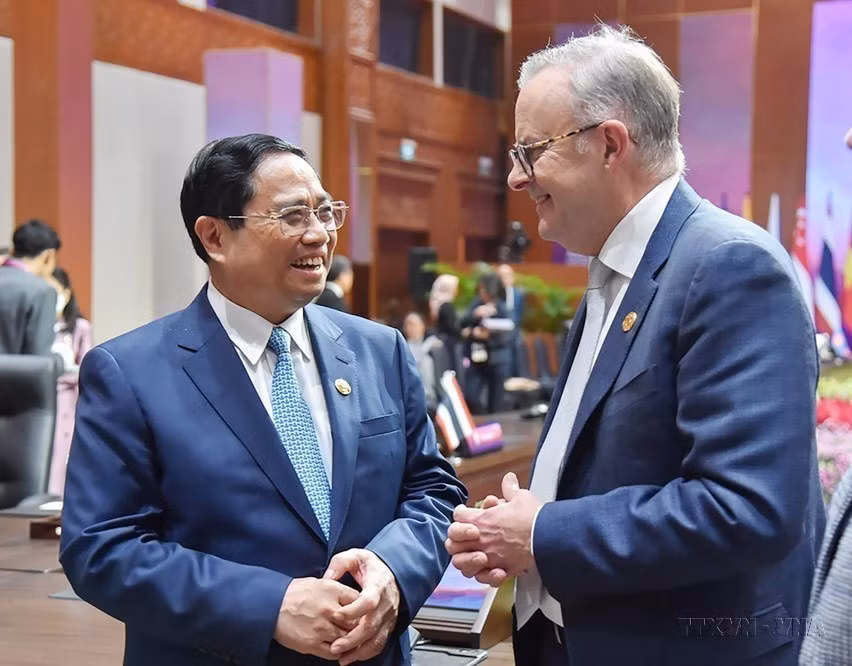 Prime Minister Pham Minh Chinh discusses with Australian Prime Minister Anthony Albanese at the 3rd ASEAN-Australia Summit in Jakarta (Indonesia, September 7, 2023). (Photo: VNA)