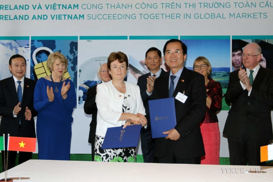 President Michael Daniel Higgins and his spouse witness the signing of a MoU between Irish and Vietnamese partners in Ho Chi Minh City on November 11, 2016. (Photo: VNA)