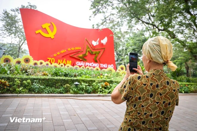 The 70th anniversary of the Liberation of the Capital is an occasion for every citizen to look back the glorious, heroic, and developmental history of Hanoi. (Photo: VNA)