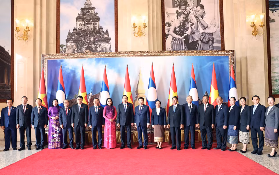 National Assembly Chairman Tran Thanh Man and Lao National Assembly President Saysomphone Phomvihane with delegates from both countries. (Photo: Thong Nhat – VNA)