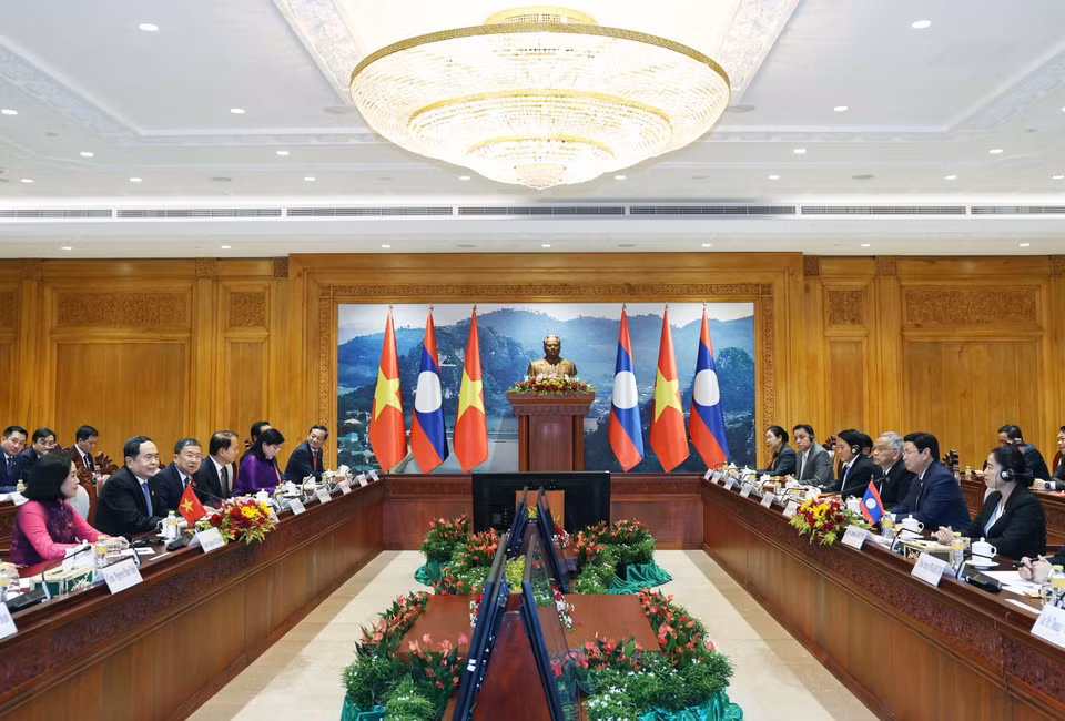 National Assembly Chairman Tran Thanh Man holds talks with Lao National Assembly President Saysomphone Phomvihane. (Photo: Thong Nhat – VNA)