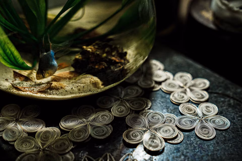 Using thin strands of silver as fine as hair, Dinh Cong goldsmiths create intricate products in the shapes of flowers, leaves, trees, grass, and animals to cater to market tastes. (Photo: VNA)