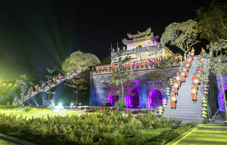 Fashion show of Ao Dai at the world heritage site of Thang Long Imperial Citadel. (Photo: VNA)