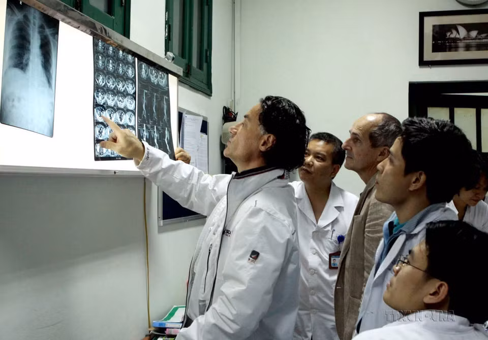 French experts and doctors from Viet Duc Friendship Hospital conduct imaging diagnosis for patients as part of the training course "Enhancing capacity for diagnosing and treating venous diseases" (Hanoi, November 21, 2013). (Photo: VNA)